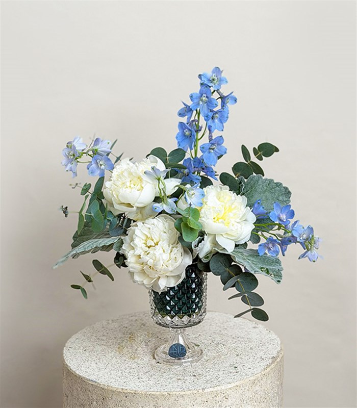 Ice Bloom Beyaz Şakayık Mavi Delfinyum Vazo Aranjmanı