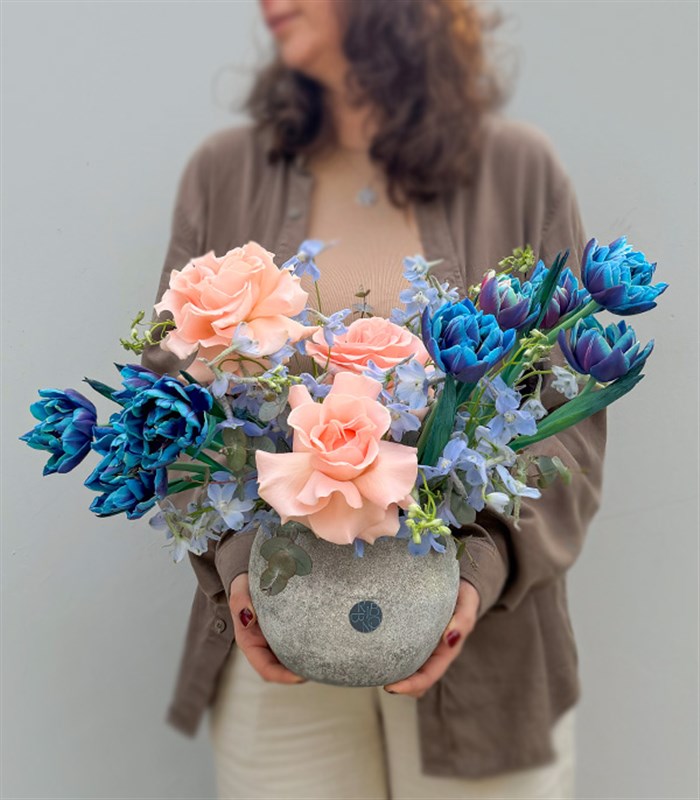 Powder Kiss Taş Vazoda Galaksi Lale Pembe Güller Aranjmanı