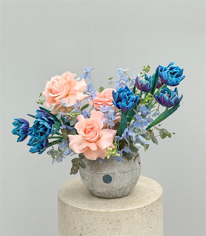 Powder Kiss Taş Vazoda Galaksi Lale Pembe Güller Aranjmanı