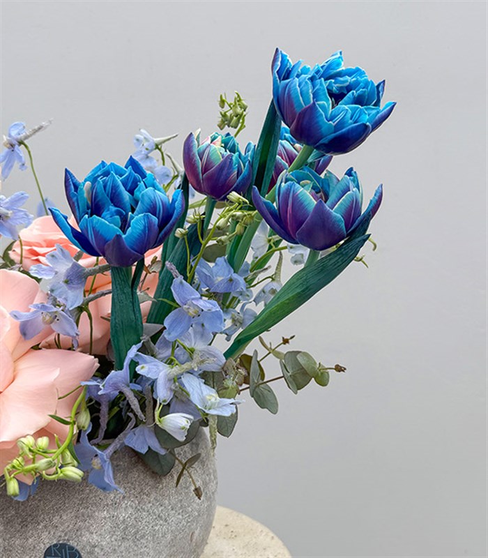 Powder Kiss Taş Vazoda Galaksi Lale Pembe Güller Aranjmanı