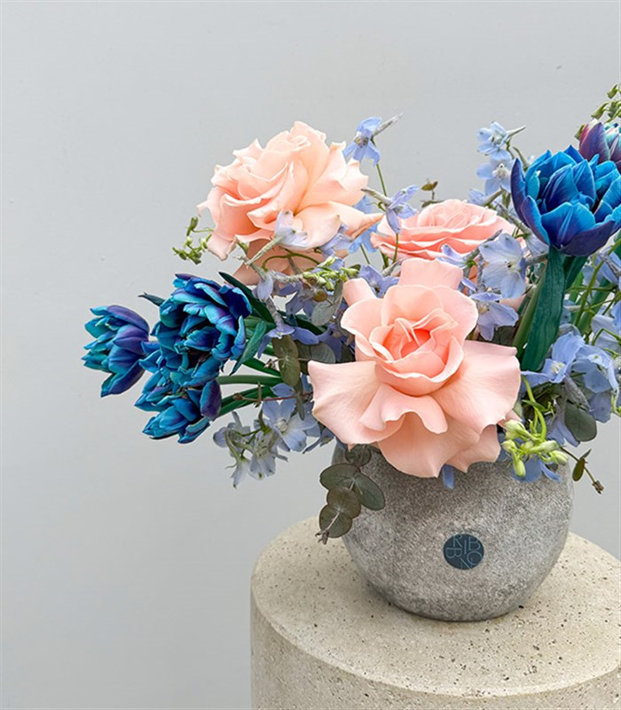 Powder Kiss Taş Vazoda Galaksi Lale Pembe Güller Aranjmanı