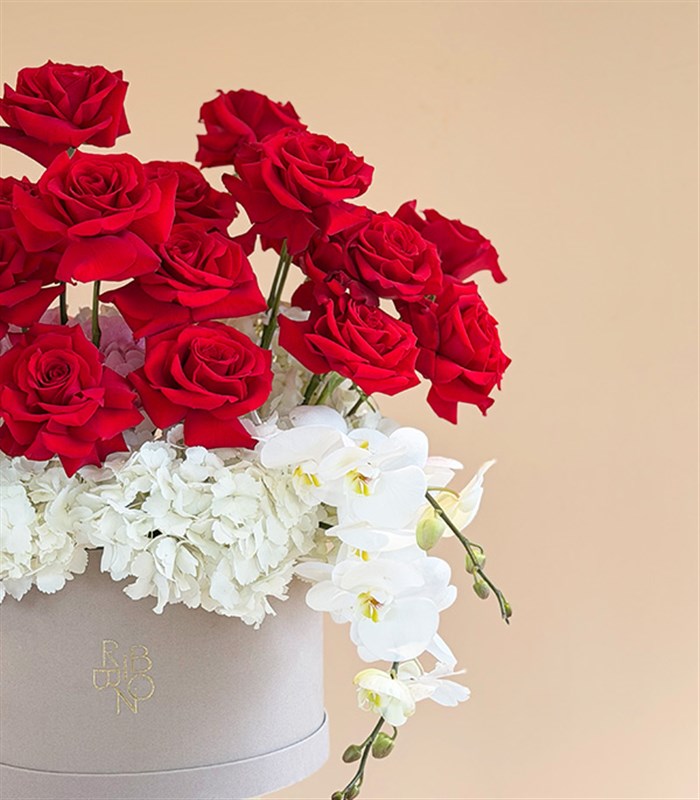 Pair Grand Deluxe Krem Kutuda Ortanca Kırmızı Gül Aranjmanı