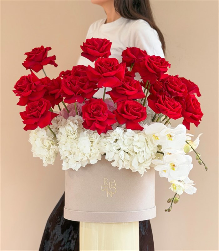 Pair Grand Deluxe Krem Kutuda Ortanca Kırmızı Gül Aranjmanı