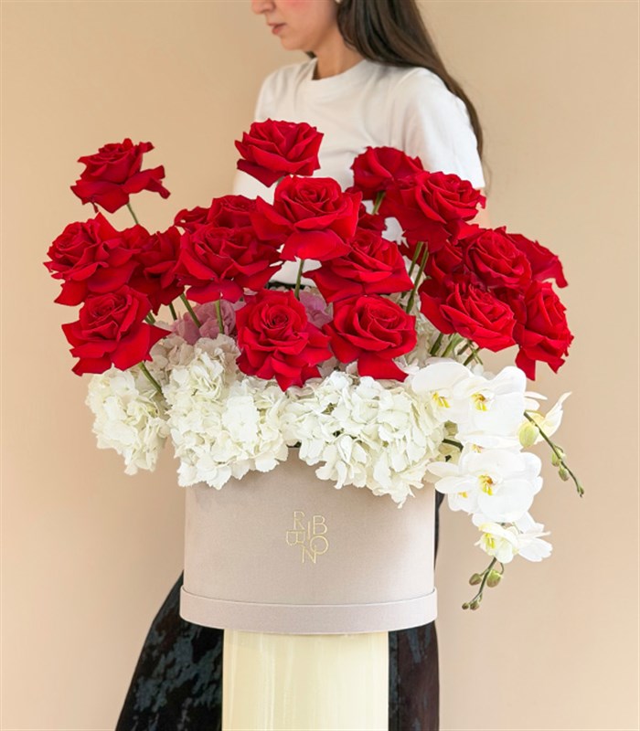 Pair Grand Deluxe Krem Kutuda Ortanca Kırmızı Gül Aranjmanı