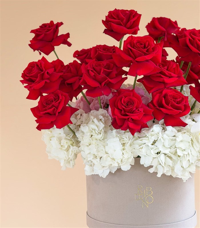 Pair Grand Deluxe Krem Kutuda Ortanca Kırmızı Gül Aranjmanı
