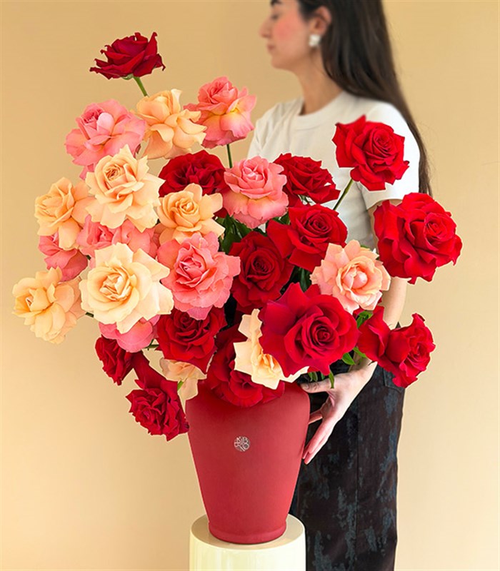 Together Deluxe Seramik Bordo Vazoda Pembe Kırmızı Gül Aranjmanı