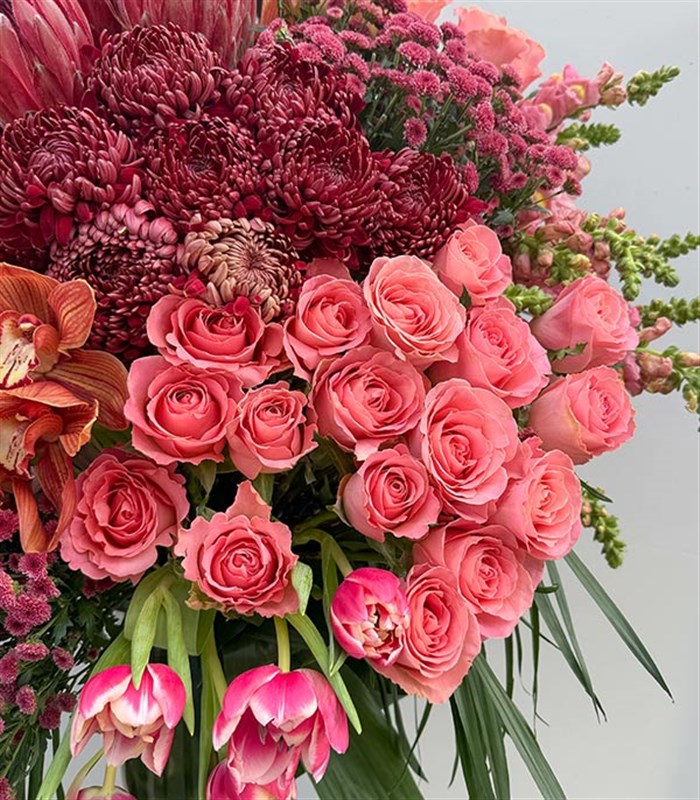 Royal Deluxe Pembe Şakayık Bordo Anastasya Gül Lale Aranjman