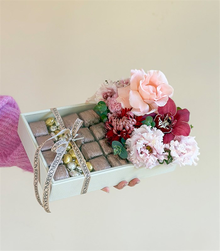 Grand Deluxe Bordo Anastasya Pembe Gül Krem Deri 24Lü Çikolata Tepsisi