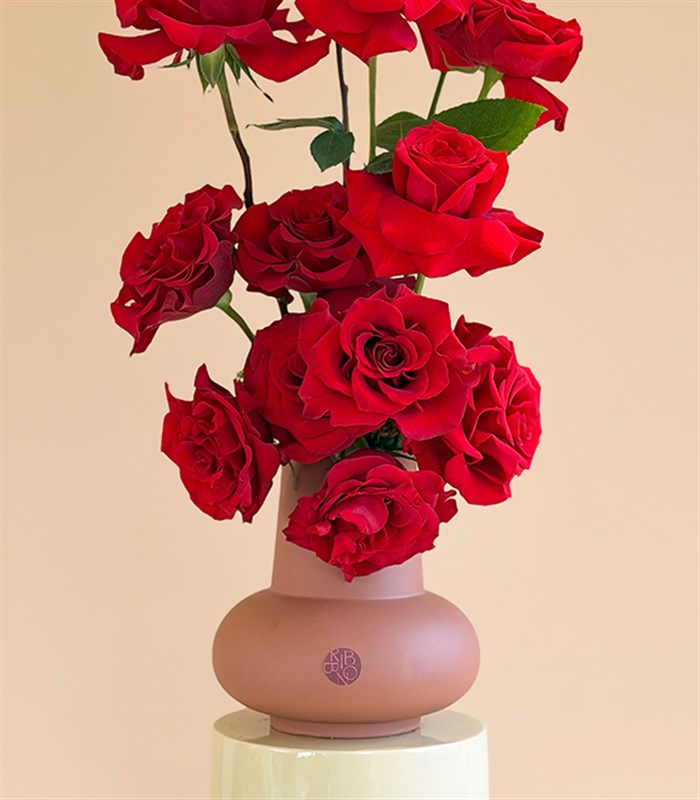 Twin Hearts Deluxe Seramik Vazoda Kırmızı Güller Aranjmanı
