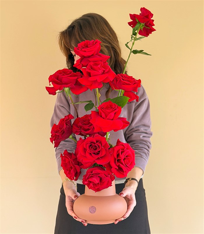 Twin Hearts Deluxe Seramik Vazoda Kırmızı Güller Aranjmanı