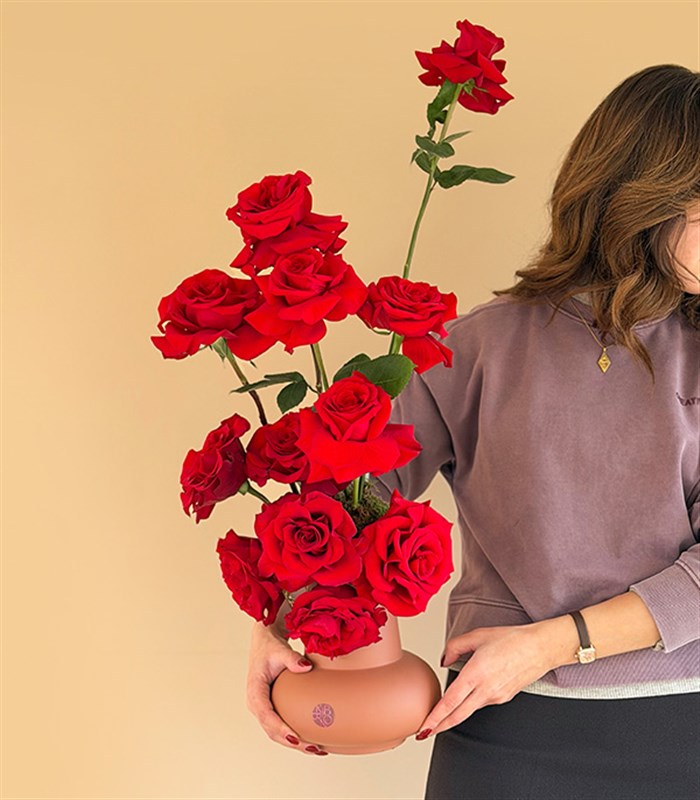 Twin Hearts Deluxe Seramik Vazoda Kırmızı Güller Aranjmanı