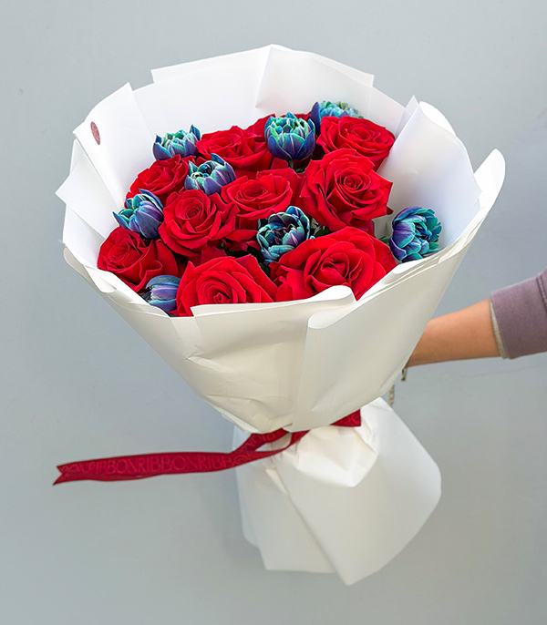 Two Deluxe Kırmızı Gül Galaksi Lale Buketi
