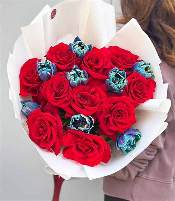 Two Deluxe Kırmızı Gül Galaksi Lale Buketi