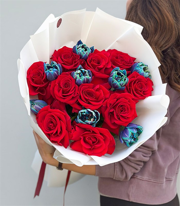 Two Deluxe Kırmızı Gül Galaksi Lale Buketi