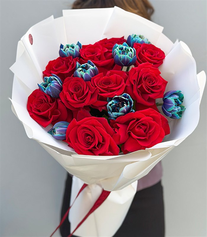 Two Deluxe Kırmızı Gül Galaksi Lale Buketi