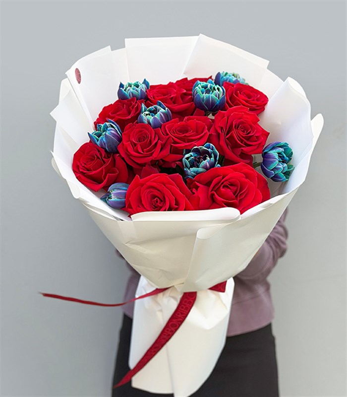 Two Deluxe Kırmızı Gül Galaksi Lale Buketi