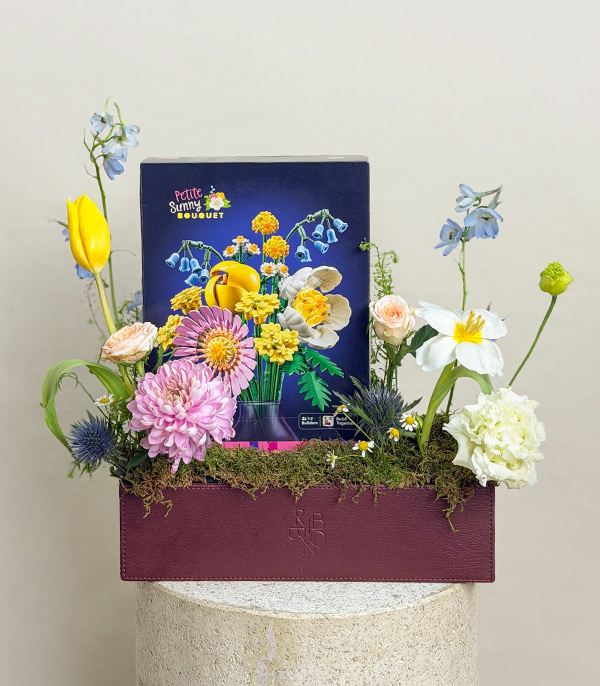 Bordo Deri Kutuda LEGO Petite Sunny Bouquet Hediye Çiçek Aranjmanı