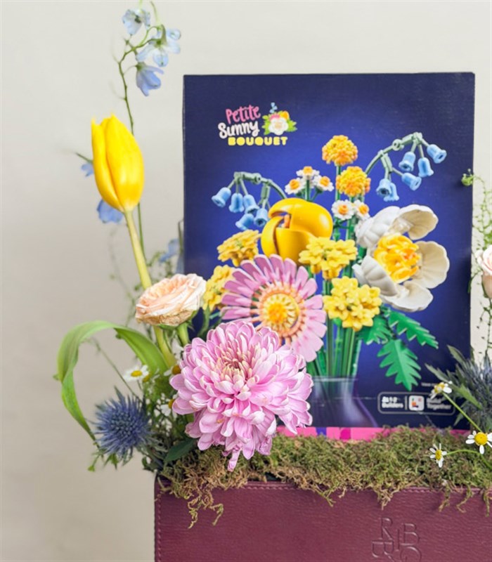 Bordo Deri Kutuda LEGO Petite Sunny Bouquet Hediye Çiçek Aranjmanı