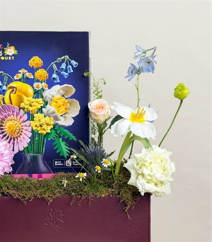 Bordo Deri Kutuda LEGO Petite Sunny Bouquet Hediye Çiçek Aranjmanı
