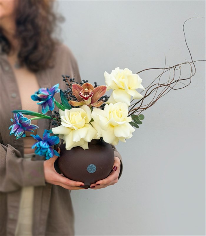 Kahverengi Seramik Vazoda Beyaz Gül Galaksi Lale Aranjmanı