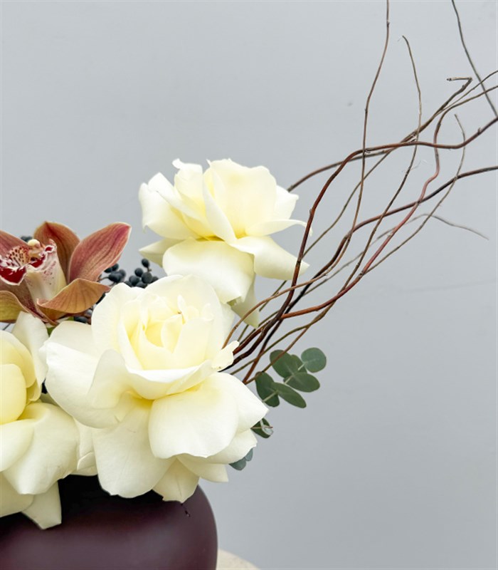 Kahverengi Seramik Vazoda Beyaz Gül Galaksi Lale Aranjmanı