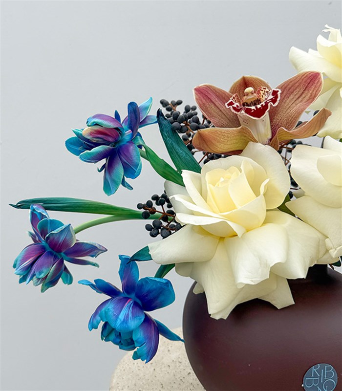 Kahverengi Seramik Vazoda Beyaz Gül Galaksi Lale Aranjmanı