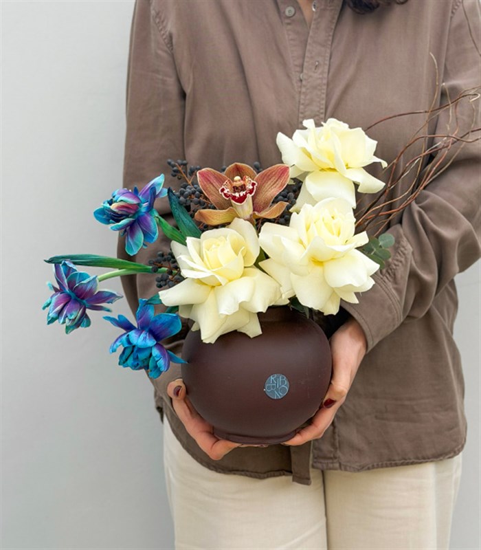 Kahverengi Seramik Vazoda Beyaz Gül Galaksi Lale Aranjmanı