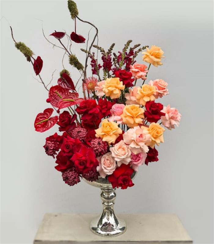 Royal Deluxe Silver Ayaklı Vazoda Pembe Kırmızı Gül Aranjmanı