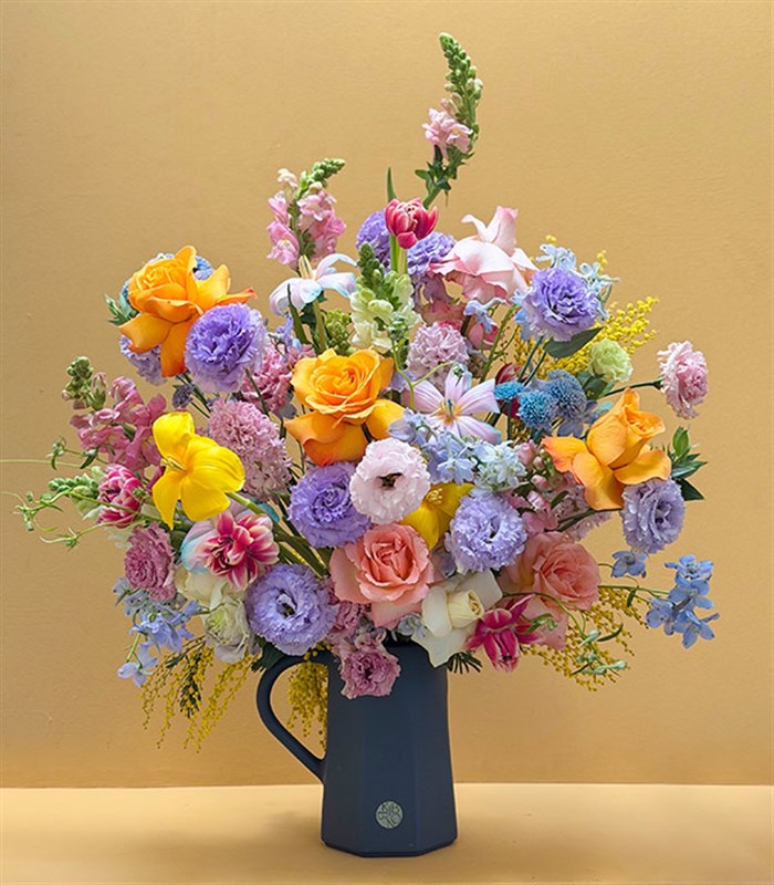 Antrasit Seramik Sürahi Vazoda Rengarenk Çiçekler