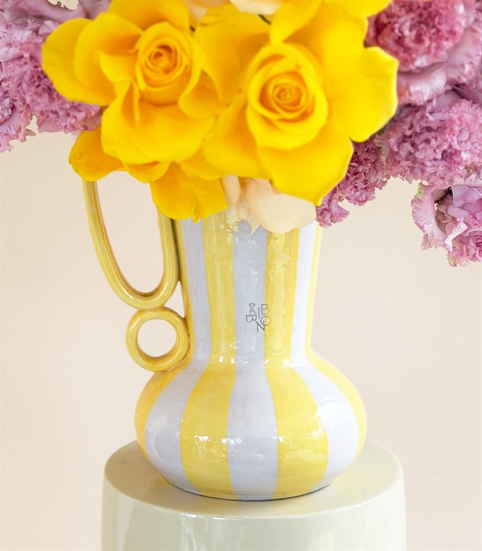 Sarı El İşi Seramik Sürahi Vazodan Sarı Pembe Çiçekler