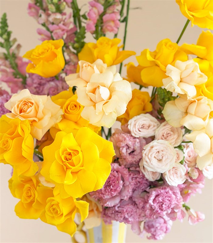 Sarı El İşi Seramik Sürahi Vazodan Sarı Pembe Çiçekler