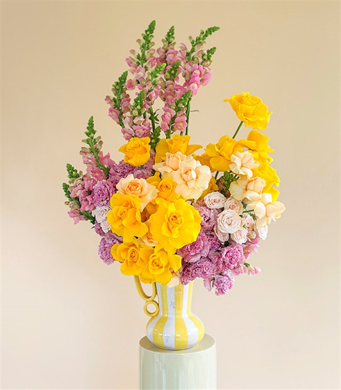 Sarı El İşi Seramik Sürahi Vazodan Sarı Pembe Çiçekler