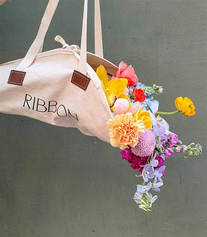 Spring Dream Kanvas Çiçek Taşıma Çantasında Karışık Buket