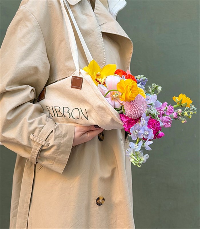 Spring Dream Kanvas Çiçek Taşıma Çantasında Karışık Buket