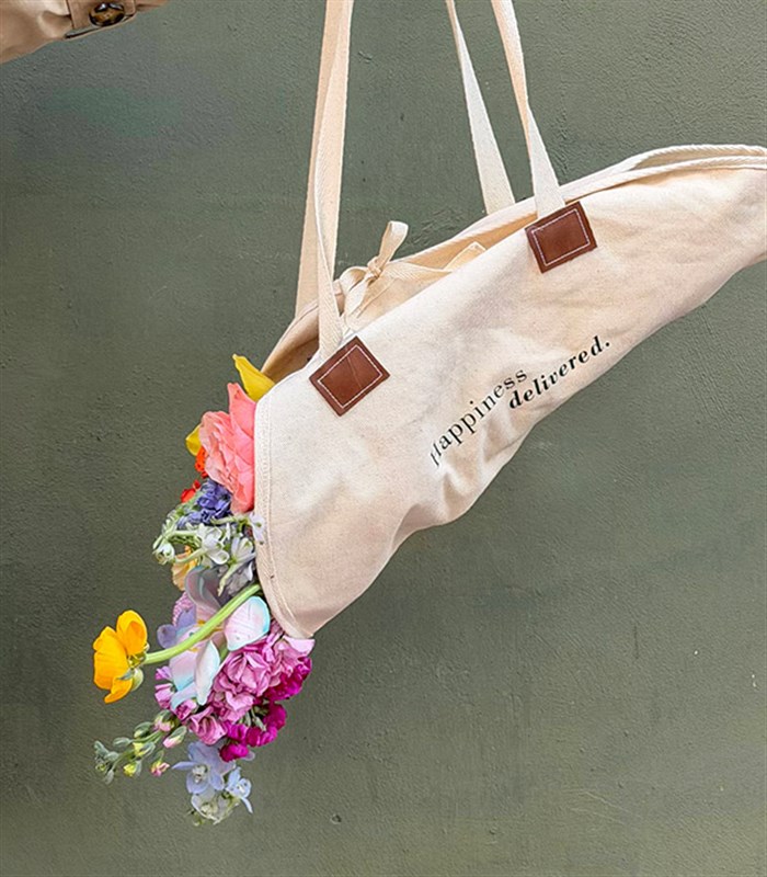 Spring Dream Kanvas Çiçek Taşıma Çantasında Karışık Buket