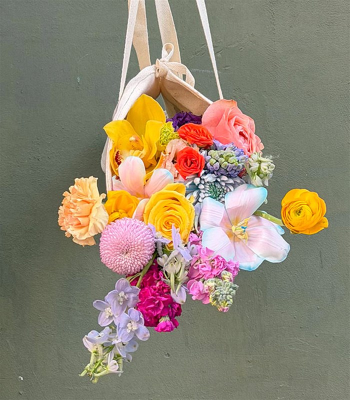Spring Dream Kanvas Çiçek Taşıma Çantasında Karışık Buket