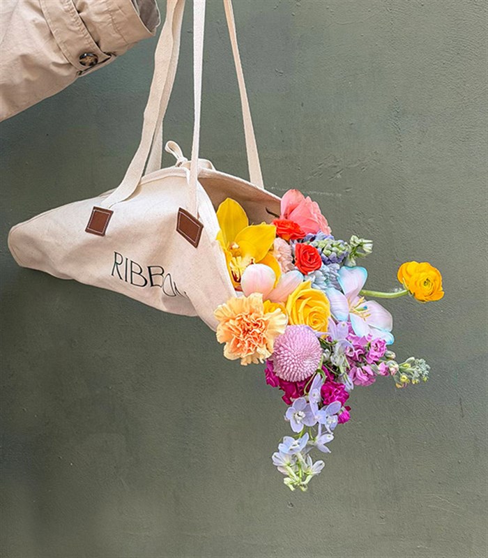 Spring Dream Kanvas Çiçek Taşıma Çantasında Karışık Buket