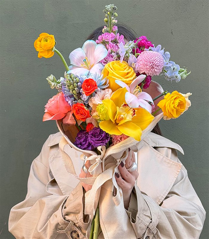 Spring Dream Kanvas Çiçek Taşıma Çantasında Karışık Buket