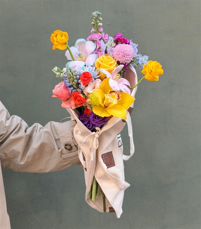 Spring Dream Kanvas Çiçek Taşıma Çantasında Karışık Buket