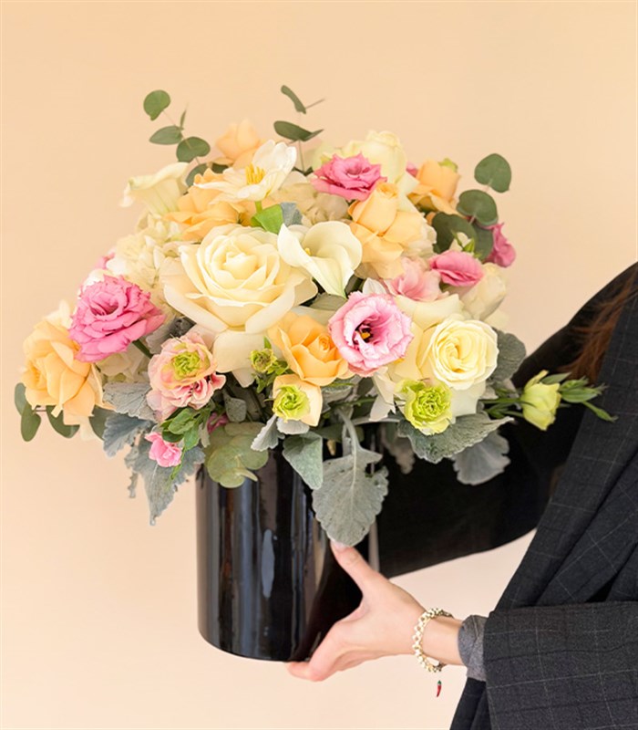 Secret Garden Panoramik Siyah Seramik Vazoda Pastel Çiçekler Aranjmanı