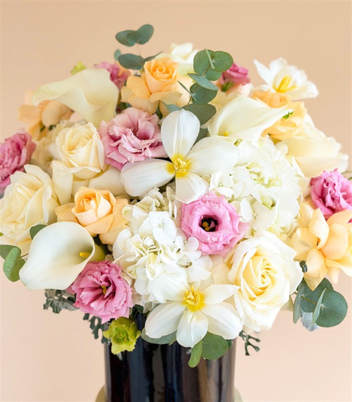 Secret Garden Panoramik Siyah Seramik Vazoda Pastel Çiçekler Aranjmanı