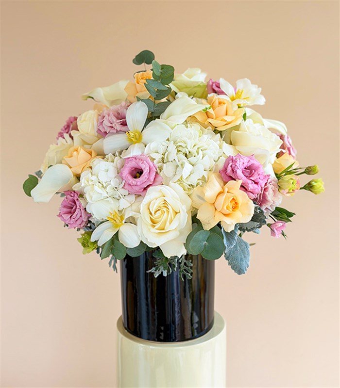 Secret Garden Panoramik Siyah Seramik Vazoda Pastel Çiçekler Aranjmanı