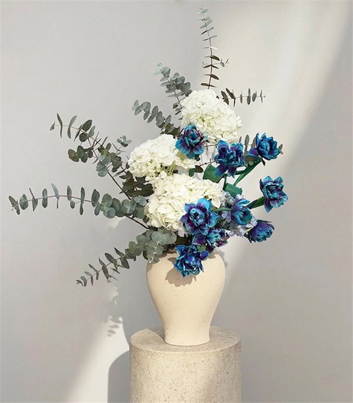 Deluxe Krem Seramik Vazoda Galaksi Lale Beyaz Ortanca Aranjmanı