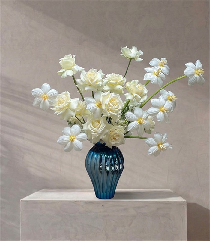 Elysienne Deluxe Hologram Mavi Vazoda Beyaz Gül Beyaz Lale Aranjmanı