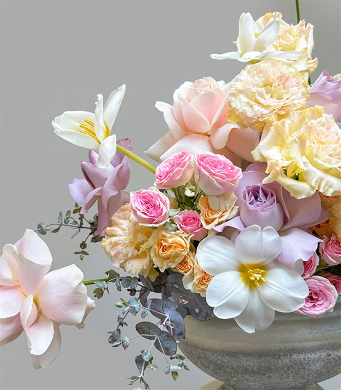 Petal Poem Seramik Vazoda Pudra Şakayık Pastel Güller Aranjmanı