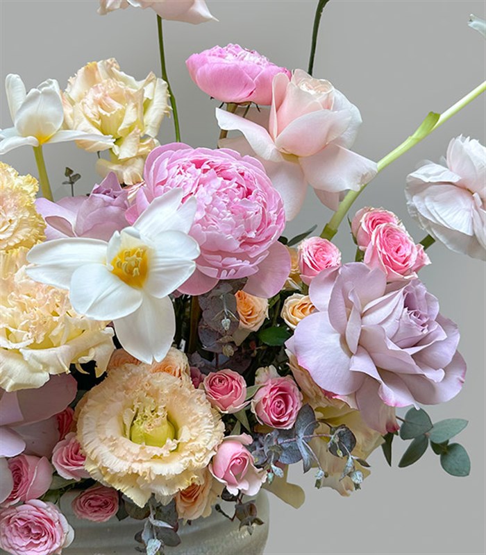 Petal Poem Seramik Vazoda Pudra Şakayık Pastel Güller Aranjmanı