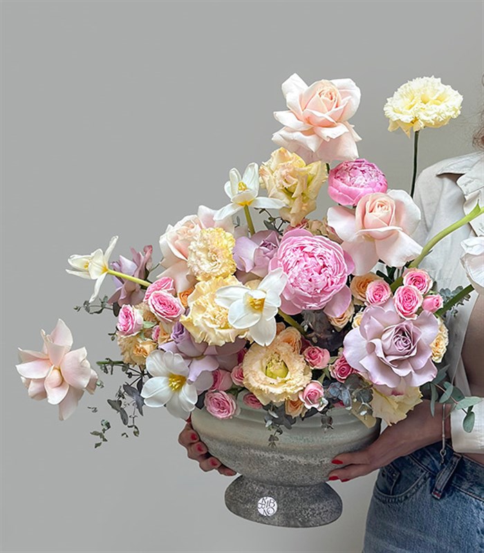 Petal Poem Seramik Vazoda Pudra Şakayık Pastel Güller Aranjmanı