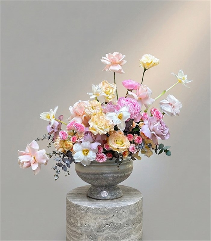 Petal Poem Seramik Vazoda Pudra Şakayık Pastel Güller Aranjmanı