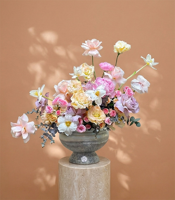 Petal Poem Seramik Vazoda Pudra Şakayık Pastel Güller Aranjmanı