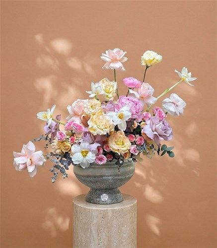 Petal Poem Seramik Vazoda Pudra Şakayık Pastel Güller Aranjmanı